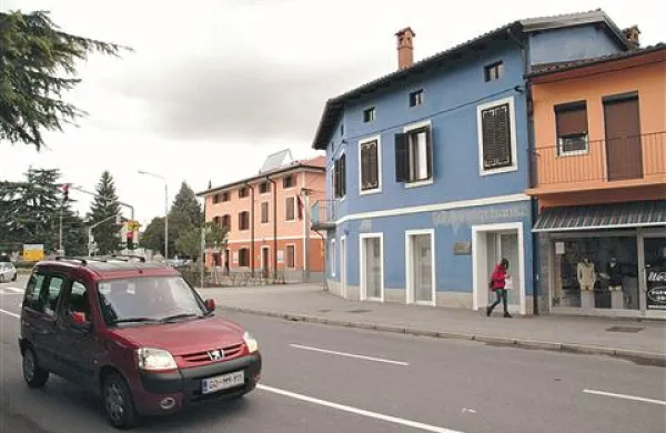 Za pouk neustrezno  modro stavbo ob križišču bo glasbena šola kmalu zapustila, vanjo pa se bo najverjetneje vselil dnevni center Šent