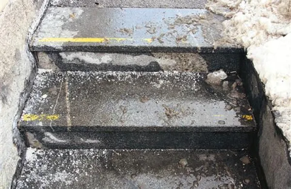 Na vsakem koraku ogromno soli je recept proti padcem, a le do minus šest stopinj Celzija