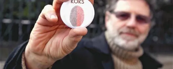 Aleš Sedmak: “Prstni odtis na KOKS-ovi broški simbolizira nekaj, kar je vsem ustvarjalcem skupno, a je   obenem tudi povsem individualno, tako kot je vsak umetnik drugačen in vsak pušča za seboj svoj odtis.”  