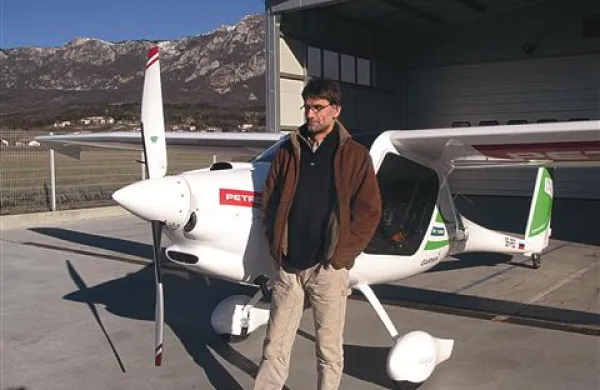 Ekstremni pilot Matevž Lenarčič, ki je s Pipistrelovim letalom Virus SW 914 na poti okrog sveta, je v četrtek ob osemnajstih po srednjeevropskem času uspešno pristal na Antarktiki. Gre za slovenski zgodovinski postanek.