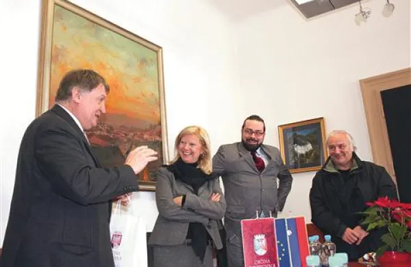 Postojnski župan Jernej Verbič (prvi z leve), je italijanskima županskima kolegoma Silvii Altran in Micheleju Benedettiju (prvi z desne) po predstavitvi podaril knjigo Dober dan, Krpanova dežela v angleščini in ju povabil na ogled okoliških lepot