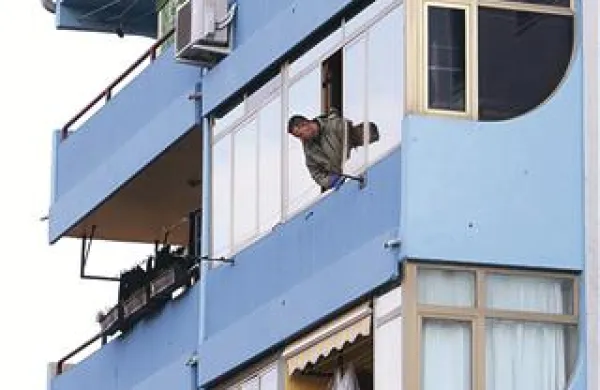 Medtem ko so včeraj kriminalisti in policisti še preverjali okoliščine nesrečnega padca, je bil deček še vedno  v kritičnem stanju na intenzivni terapiji ljubljanskega kliničnega centra