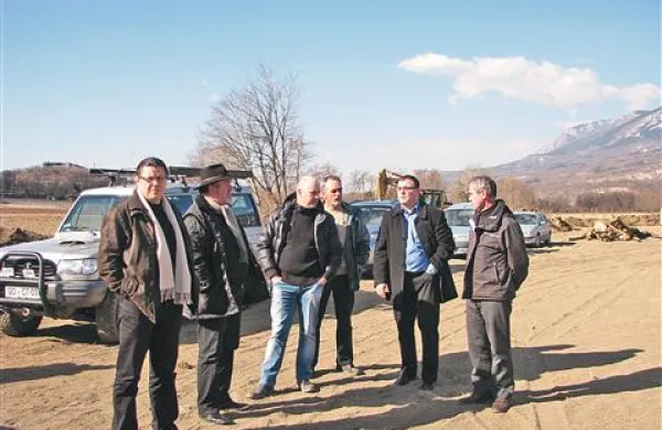 Predsednik KGZS Ciril Smrkolj si je včeraj s prizadetimi domačini, predstavniki Občine Ajdovščina in kmetijskimi strokovnjaki ogledal posledice divjanja burje na ajdovskem polju, kjer je burja z že obdelanih njiv v jarke in vodotoke odnesla  najboljšo prst