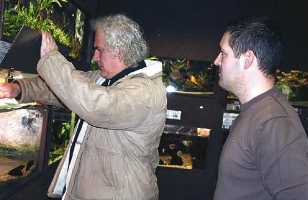 Valter Majnik (levo) in dr. Dejan Gmajner v Akvariju M