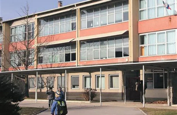 Učenci očitno še kar nekaj časa ne bodo dobili nove šole, sveta staršev in šole pa od župana Marjana Poljšaka pričakujeta pojasnila, kako namerava izpeljati gradnjo, saj država zanjo še ni dala denarja