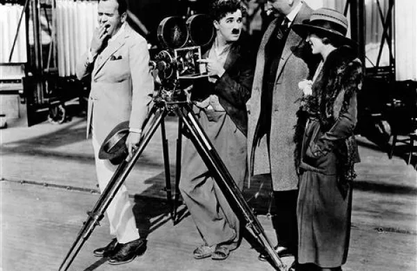 Charlie Chaplin z izumiteljem filmske kamere Thomasom Edisonom (v plašču), ter Mary Pickford in Douglasom Fairbanksom, s katerima je leta 1919 ustanovil filmski studio United Artists