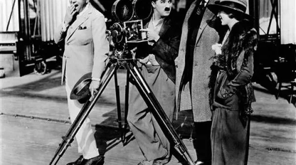 Charlie Chaplin z izumiteljem filmske kamere Thomasom Edisonom (v plašču), ter Mary Pickford in Douglasom Fairbanksom, s katerima je leta 1919 ustanovil filmski studio United Artists