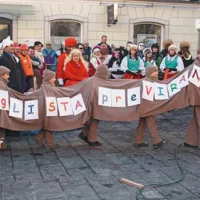 Glista previrant je prilezla do Idrije