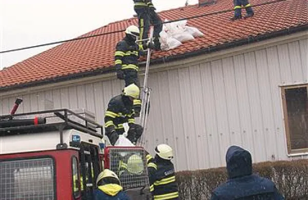 Gasilci so na strehe  nanosili veliko število vreč peska in marsikatero streho  “rešili” pred hujšimi poškodbami...