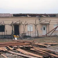 ... ponekod, kot na primer v Podgrajah, pa je bila burja  hitrejša in je kot za šalo odkrivala strehe, rušila dimnike ter v nekaj primerih odnesla kar celotno ostrešje