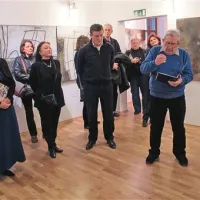 Oba Toneta je na petkovi otvoritvi razstave povezal Jurij Souček (v ospredju desno)  -Lapajnetu v spomin je prebral nekaj Pavčkovih pesmi. Z (leve) kustosinja Nives Marvin, Lapajnetova vdova Marinka Pogačnik, direktor družbe Soline Alojz Jurjec 