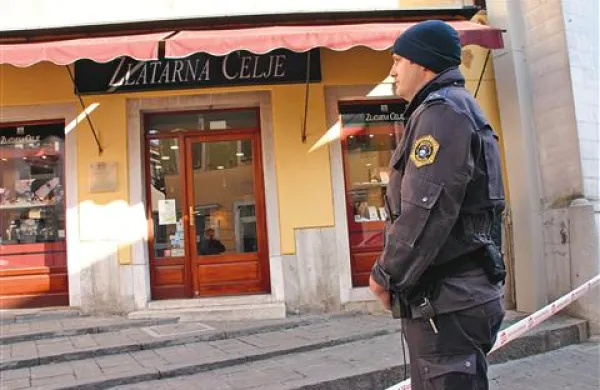 Roparji so januarja lani oropali Zlatarno Celje v Kopru in iz nje odnesli za 148.000 evrov nakita in drugih vrednih predmetov
