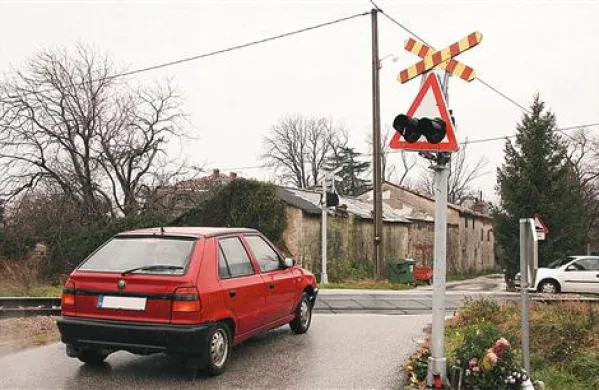 Pred prečkanjem proge se morajo udeleženci prepričati, ali to lahko storijo varno