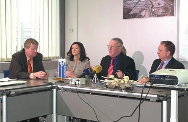  Brian Simpson je danes obiskal Luko Koper