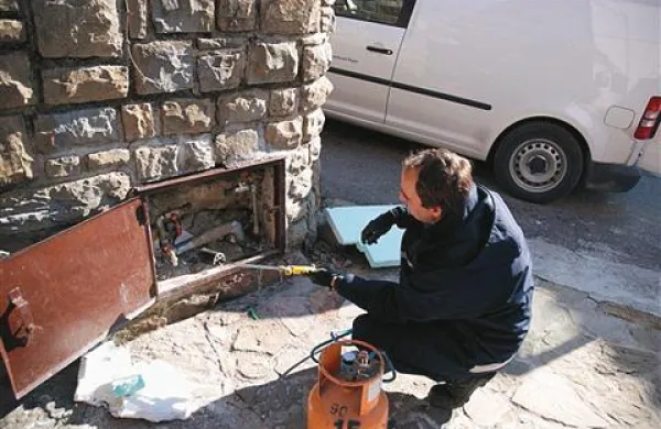 Zamenjave vodomerov so bile zamudne tudi zato, ker je bilo  treba opremo v vodovodnem jašku ponekod   najprej segreti in staliti led    