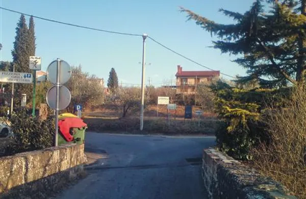 Na teh zelenih površinah na Seči bi zasebno podjetje zgradilo dva dvonadstropna stanovanjska stolpiča s 23 stanovanji