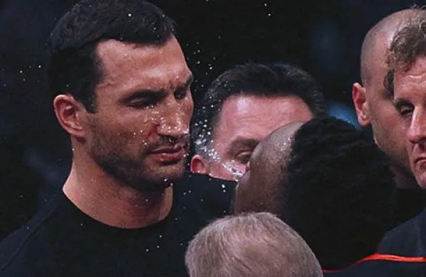 Dereck Chisora je Vitaliju Kličku pred dvobojem na uradnem tehtanju prisolil zaušnico, pred dvobojem pa je tudi z vodo v ustih pljunil Vitalijevega brata Vladimirja(na fotografiji)