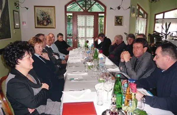 Največji problem so banke, plačilna nedisciplina  in zakonodaja so soglašali v Kobaridu