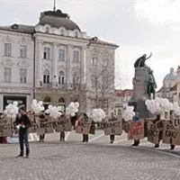 Dijaška organizacija Slovenije (DOS) je danes s protestnim shodom v Ljubljani opozorila na odvzem državnih štipendij mladoletnim dijakom