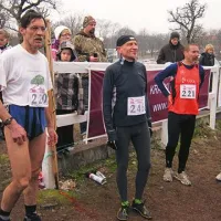 Veterani se pripravljajo na start. Levo je Anton Derganc, ki mu ni bilo mraz.