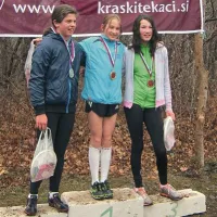 Dekleta Eva Lahajnar, Zala Ahtik, Manca Kerkoč (z leve). Zala je na nedavnem beograjskem Belem krosu z močno mednarodno udeležbo zmagala (že drugič).