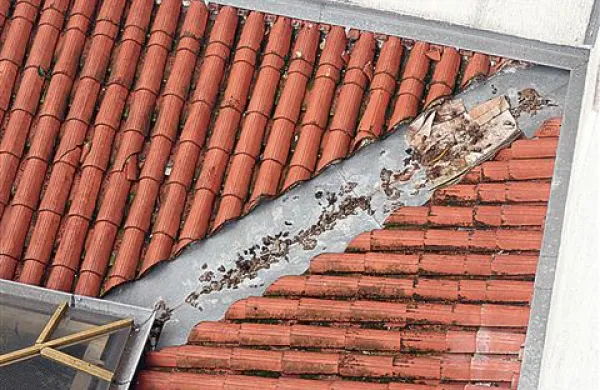 Delavec je pri delu na strehi zgrmel v globino. Fotografija je simbolična