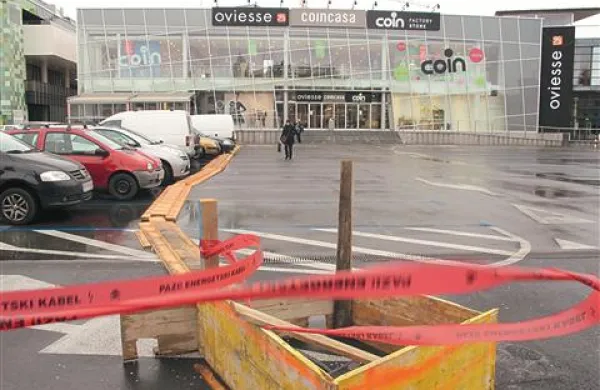 Parkiri&scaron;če ni zaprto, a čez deske le previdno