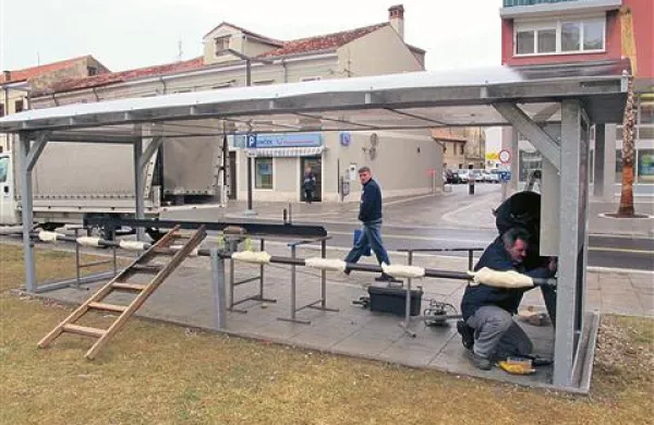 Na Pristaniški ulici, kjer  bo ena od šestih avtomatiziranih postaj za izposojo koles, v teh dneh delavci nadaljujejo  nameščanje opreme