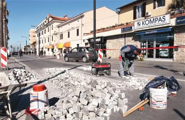 Grafistovi delavci te dni popravljajo prehod za pešce pri tržnici, ker so kocke na njem mestoma odstopile