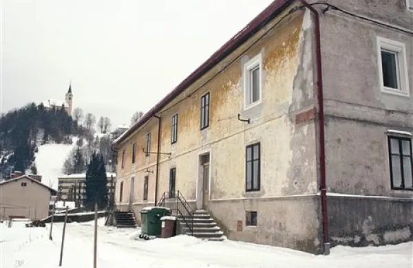 Stolpič nad žgalnimi ostanki ostaja prekomerno obsevan tudi po pilotni izvedbi prezračevanja zemljine pod njo