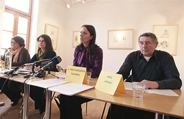 Sekretarka Amnesty International Slovenije Nataša Posel, raziskovalka Mirovnega inštituta Neža Kogovšek Šalamon in predstavnik izbrisanih Niko Jurkas