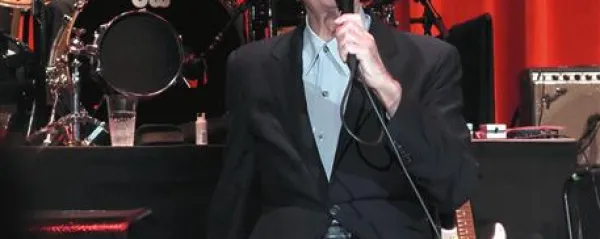 Leonard Cohen  na kolenih pred polno Areno Stožice  12. oktobra 2010 