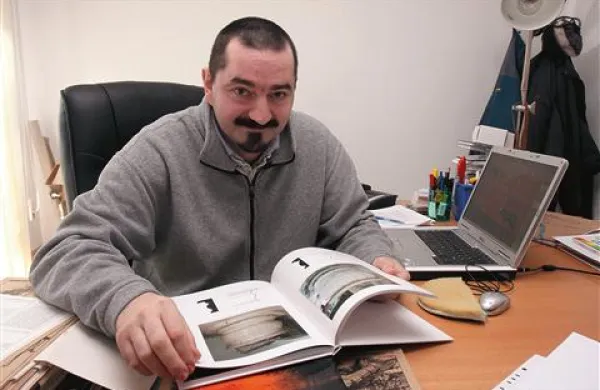 Višji kustos  Davor Kernel ima “bazo” v pisarni enote muzeja v Sežani