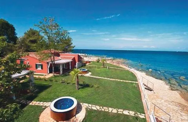 Melia  upravlja tudi s 180 luksuznimi  istrskimi  vilami  v Umagu, tiste najbliže morju gostom ponujajo      zasebni wellness   in   prav tak dostop do plaže   