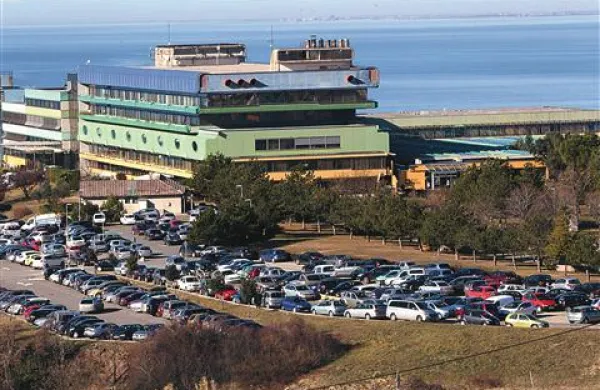 Kdaj naj bi celotna centralna urgentna služba s PHE vred začela delovati v kletnih prostorih tik ob izvozu, primernem za rešilce, še vedno ni povsem jasno
