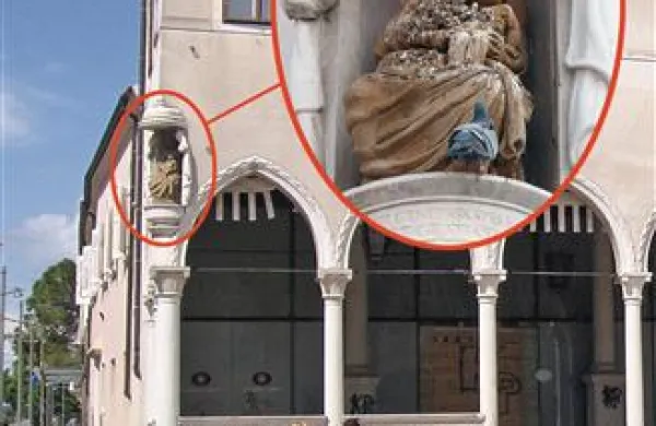 Kipec Marije z otrokom v vogalni niši koprske Loggie je povsem prekrit z golobjimi iztrebki