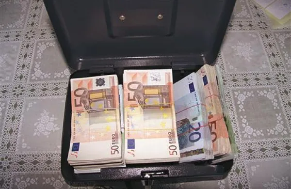 V Portorožu so policisti zasegli približno 50.000 evrov domnevnega izkupička od prodaje drog