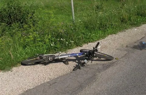 82-letna kolesarka po trku z avtomobilom ni želela voznikove pomoči (Fotografija je simbolična)