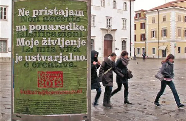 Nagradi - premierni abonma in razstava v izložbi