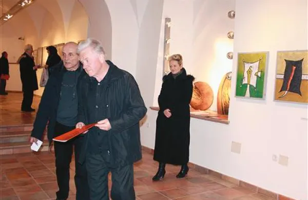 V  grajski galeriji  so na ogled dela, ki jih je lani ustvarilo 24 umetnikov  na likovnem simpoziju Slovenija odprta za umetnost na Sinjem vrhu