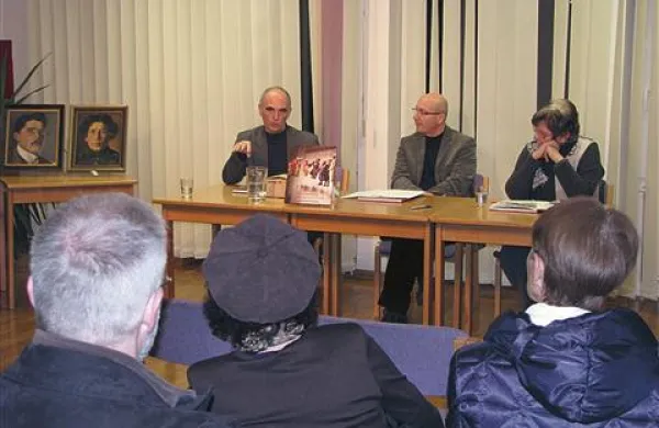  Zbornik sta  predstavila avtor Matjaž Loboda (levo) in direktorica Pilonove galerije dr. Irene Mislej (desno), tudi avtorica enega od zapisov