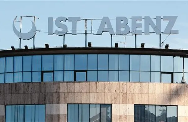 Istrabenz se je zadnjem mesecu znebil nekaj dolga, z nedavno burjo pa  mu je ušla tudi črka r iz logotipa  