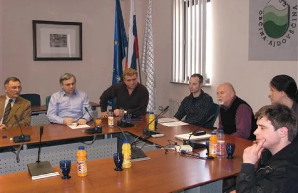 V civilnih iniciativah vladi predlagajo, naj kar odpusti pristojne uradnike, če se izkaže, da niso dovolj naredili za zaščito Krasa