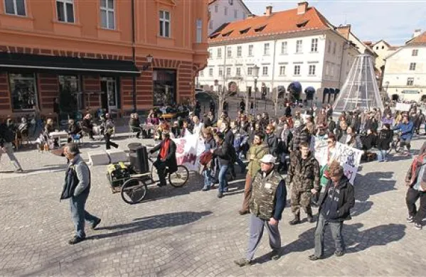 Sobotnega shoda v Ljubljani se je udeležilo le nekaj deset protestnikov