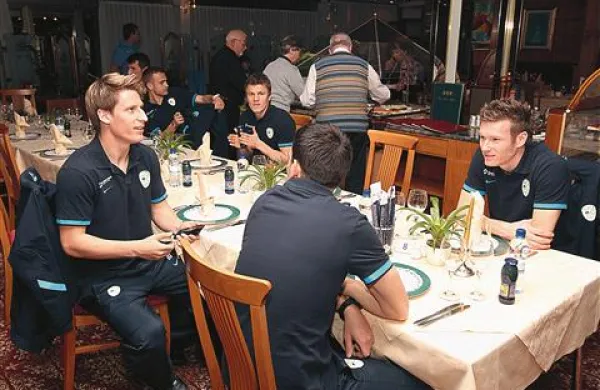 Reprezentanti  so se takoj po prihodu odpravili na večerjo. V  objektiv smo ujeli Primorce - z leve Valter  Birsa, Dalibor Volaš, Zlatko Dedić (oba v ozadju), Branko Ilić (obrnjen s hrbtom) in Matej Rožič Mavrič. 
