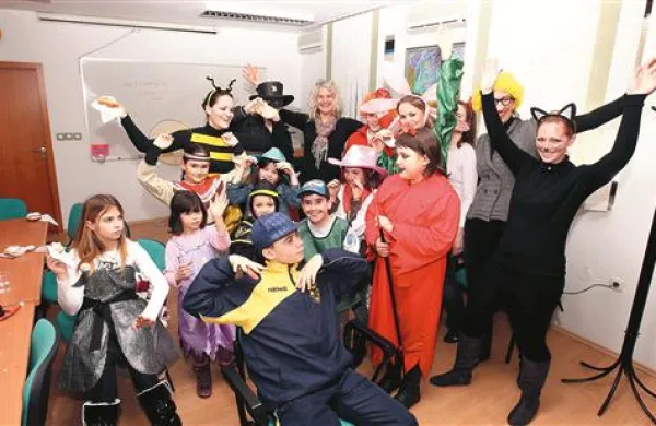 Ma&scaron;kare obiskale Center za socialno delo Koper