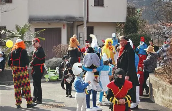 Pustne maske so zbirale za dobrodelni namen