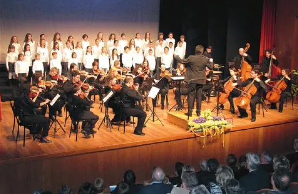  Kulturni center Lojze Bratuž že 50 let nudi prostore za bogato in raznovrstno dejavnost Slovencev v Gorici
