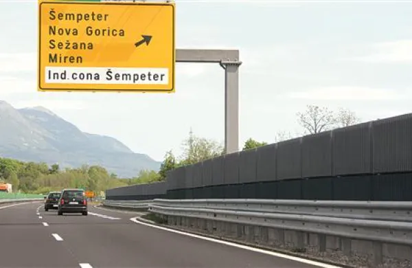 Po dveh letih usklajevanj bodo marca  objavili razpis za postavitev fotovoltaičnih panelov na protihrupno ograjo, prvi  projekt te vrste pri nas pa naj bi le začenjal dobivati epilog 