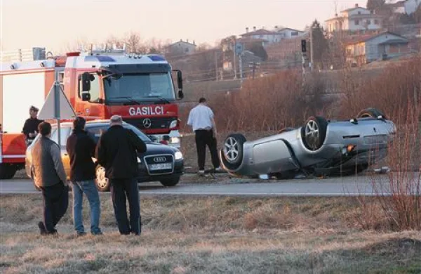 Pri Prvačini je voznik  avtomobila zapeljal v jarek, vozilo je odbilo nazaj na cesto, kjer se je obrnilo na streho